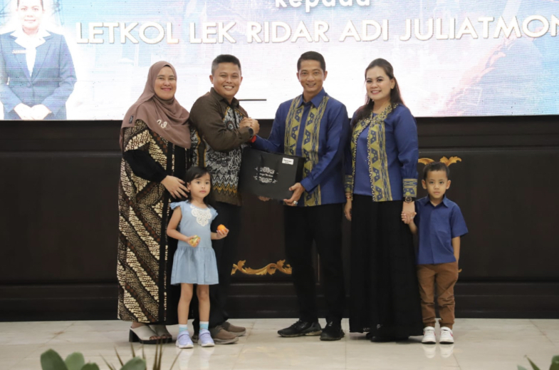 Pisah Sambut Komandan Satuan Radar 222 Ploso di Kabuh dari Dansatradar lama Letkol Lek Eka Yawendra Parama, S.Sit., M.I.Pol bersama keluarga (kanan) ke Dansatradar yang baru Letkol Lek Ridar Adi Juliatmono bersama keluarga (kiri).